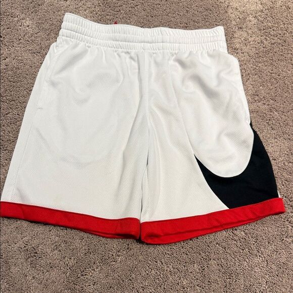 Youth Nike Dri-Fit shorts! White size medium great condition - Picture 1 of 4